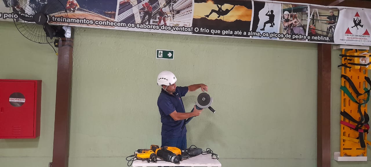 Instrutor demonstrando ferramentas elétricas