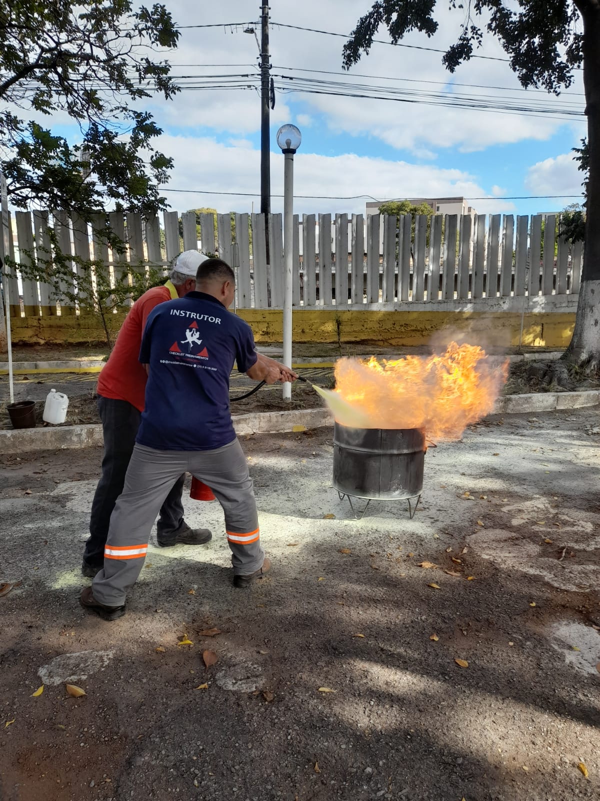 Instrutor em campo